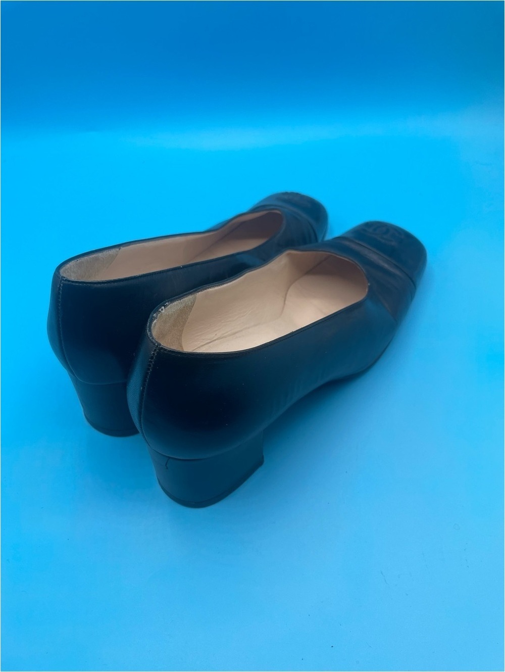 Vintage Chanel black leather pumps - Picture 2 of 4